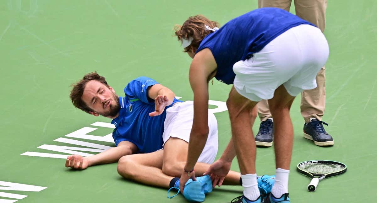 Daniil Medvedev se queja del tobillo durante el partido ante Zverev./Reuters