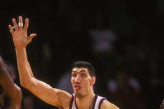Cuando el hombre más alto de la historia de la NBA firmó un contrato con el Barça