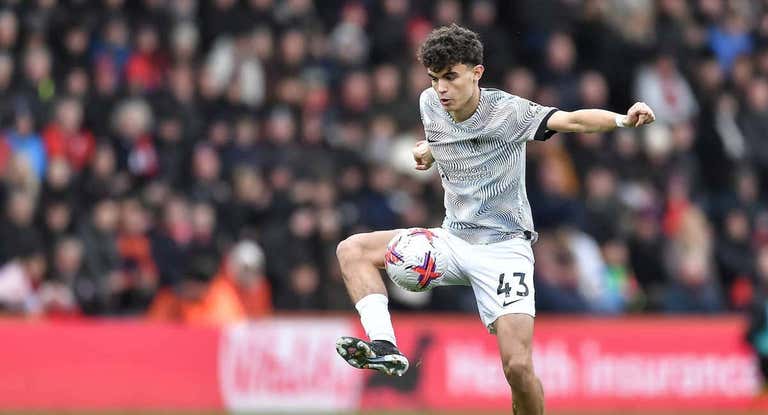 Bajcetic, en un partido con el Liverpool.