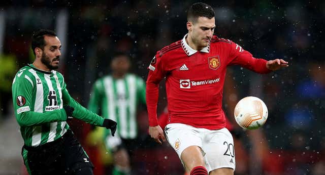 Diogo Dalot se examina en Heliópolis ante sus vigilantes