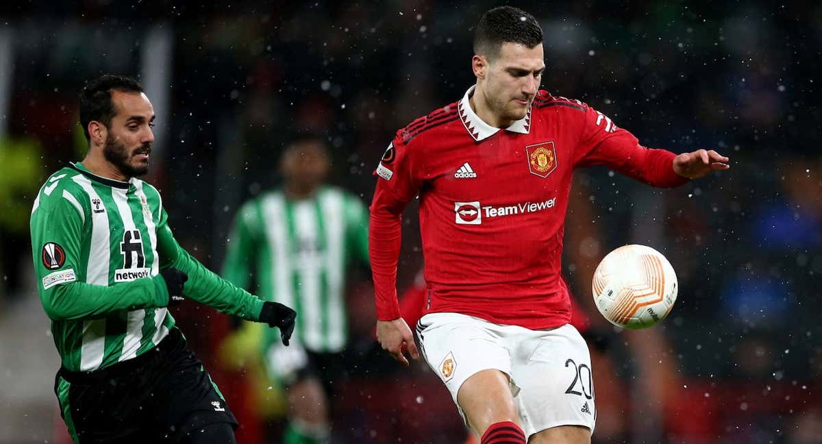 Diogo Dalot controla el balón ante Juanmi, en el partido de ida en Old Trafford.