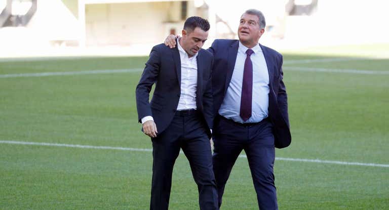 Xavi y Laporta, en la previa de un partido.