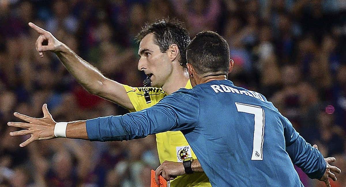 De Burgos Bengoetxea le muestra una roja a Cristiano Ronaldo./AFP
