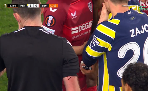 Los jugadores se encargaron de recoger un gran número de mecheros. MOVISTAR LIGA DE CAMPEONES