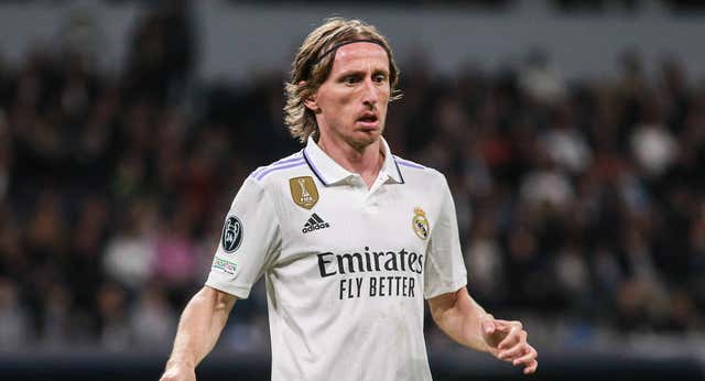 Modric ‘cuestiona’ la estrategia del Madrid con su renovación