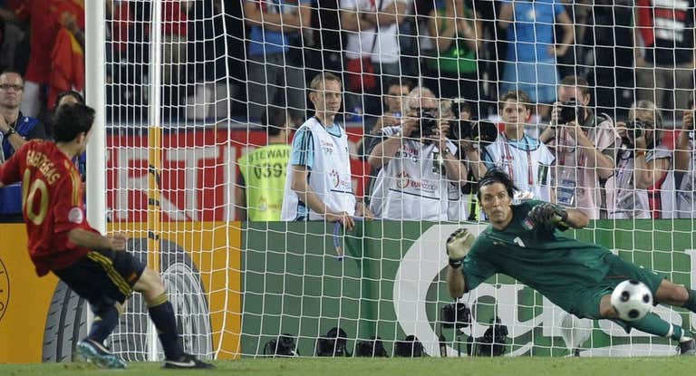 Cesc Fàbregas marca el penalti en la Euro 2008.