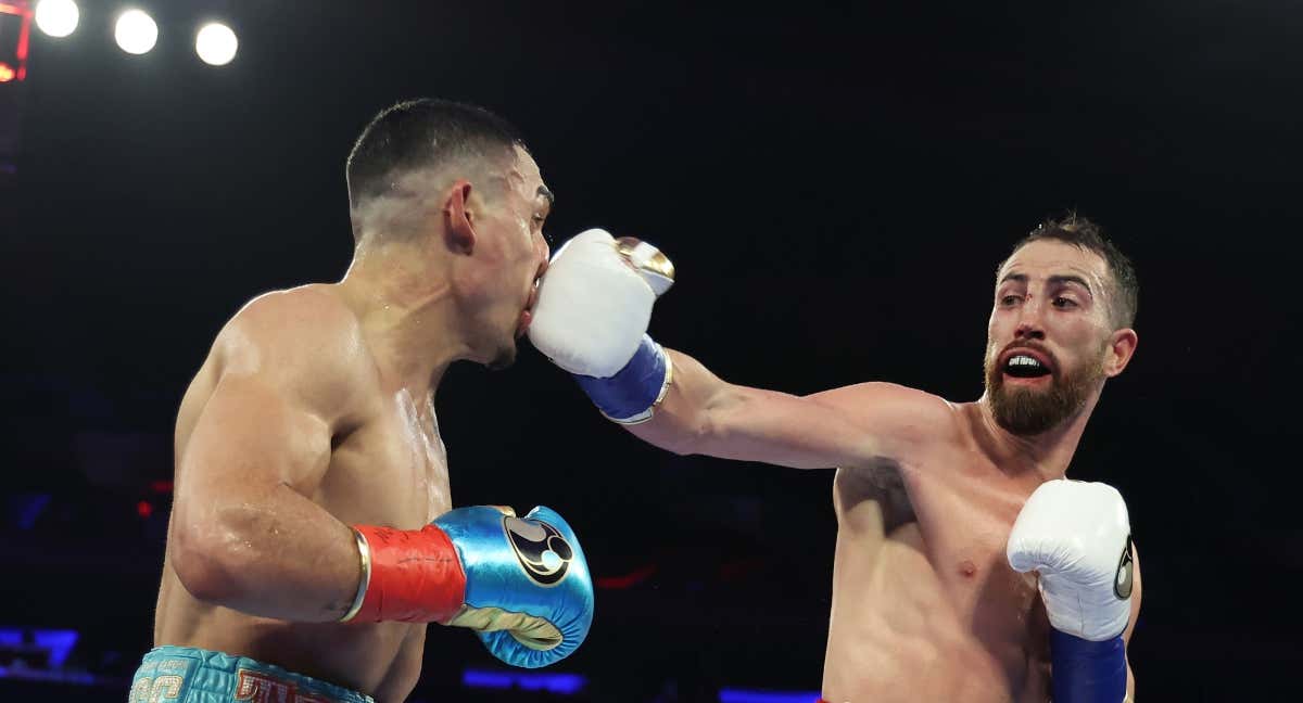 Sandor Martin entra con la derecha al rostro de Teofimo López./Getty Images