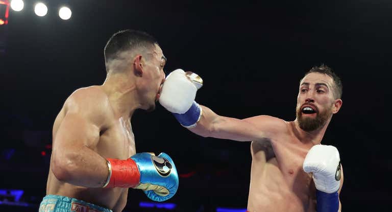 Sandor Martin entra con la derecha al rostro de Teofimo López.