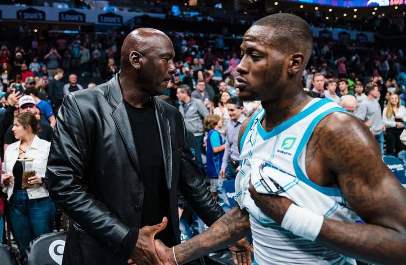 Michael Jordan negocia la venta de gran parte de sus acciones de los Charlotte Hornets