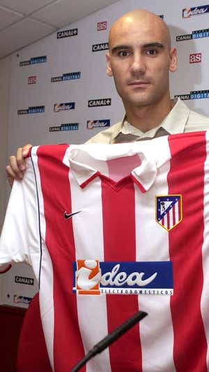 Movilla, en su presentación como jugador del Atlético de Madrid en 2001.