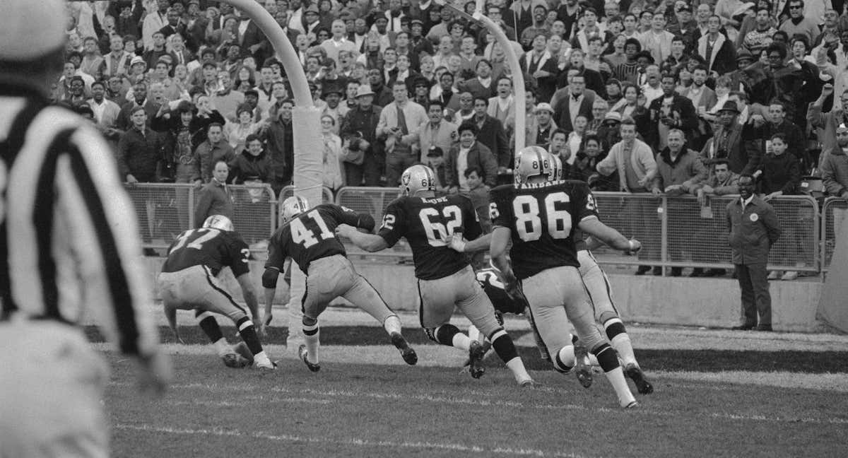 Los Oakland Raiders anotando el último touchdown del partido /GETTY IMAGES