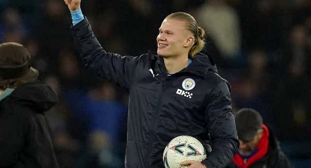 Otro balón para la colección de Haaland en el homenaje a Kompany