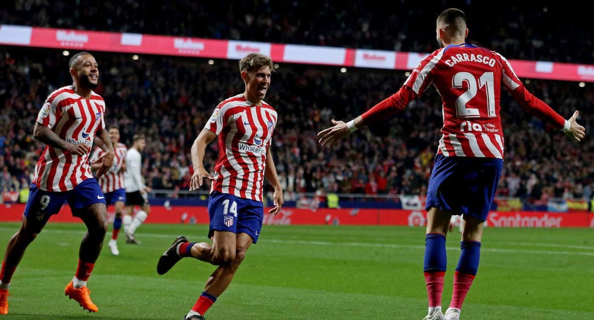 Memphis y Llorente van a abrazar a Carrasco, autor del segundo gol del partido ante el Valencia. /REUTERS