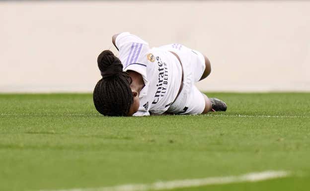 Los gestos de dolor de Linda Caicedo tras su lesión.  Getty