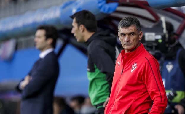 Mendilibar se enfrentó con el Eibar al Real Madrid de Solari.  GETTY