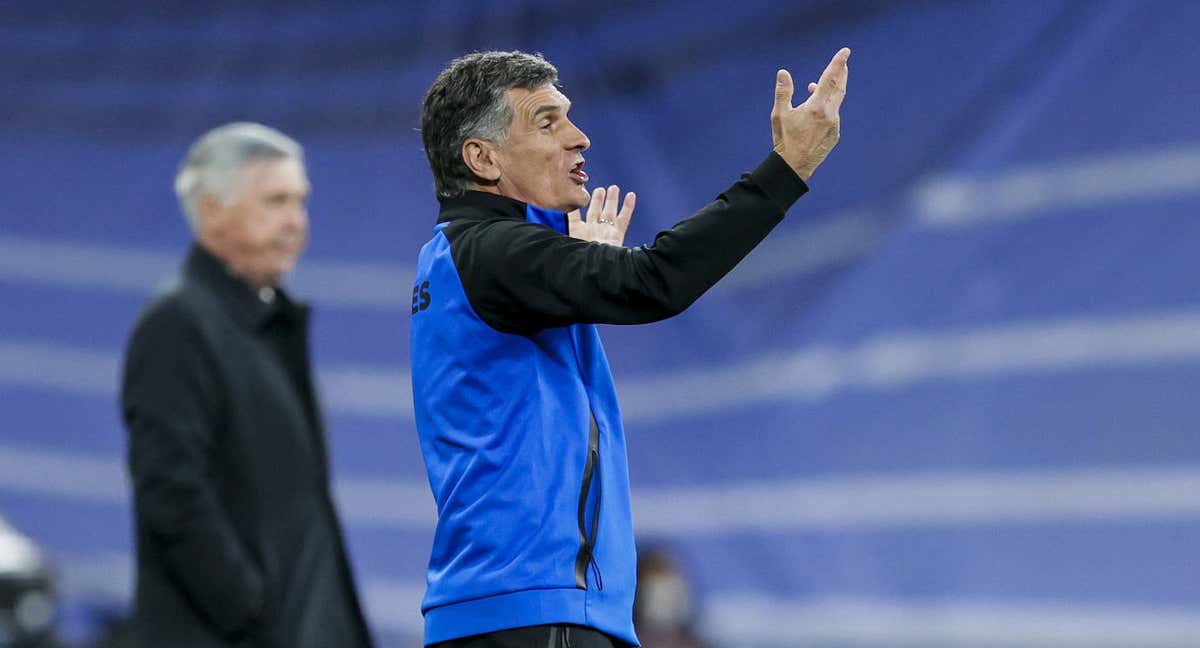 Mendilibar, dirigiendo al Alavés en el Santiago Bernabéu. /GETTY