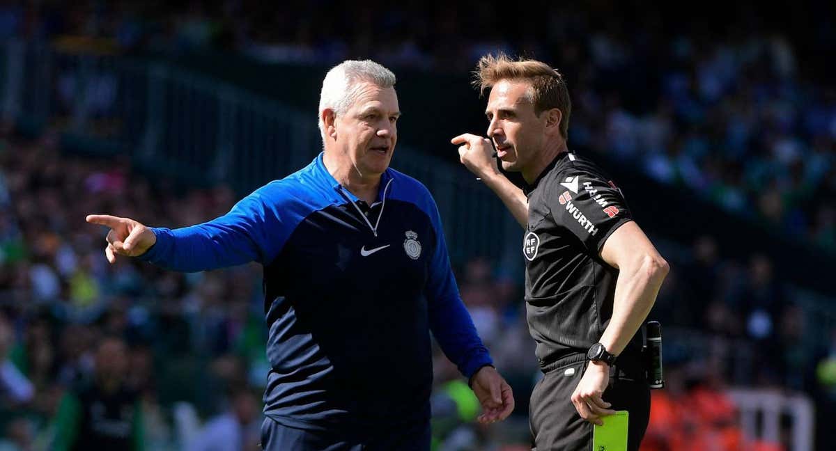 Javier Aguirre protesta a Pizarro Gómez durante el Betis-Mallorca./AFP