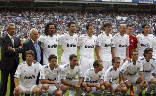 Dani, agachado, el tercero por la izquierda, con los veteranos del Real Madrid.