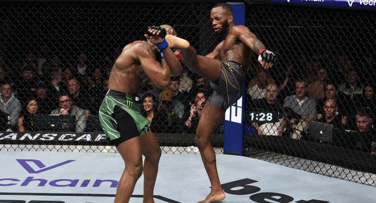 Leon Edwards golpea a Kamaru Usman durante el UFC 286.