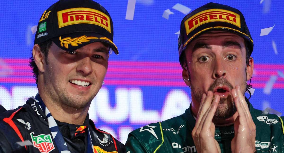 Fernando Alonso y Sergio Pérez, en el podio del GP de Arabia Saudí. /AFP