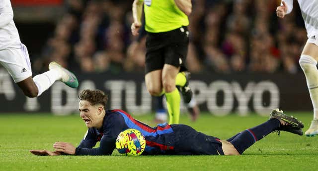 La permisividad arbitral con Gavi indigna al vestuario del Real Madrid