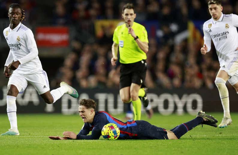 La permisividad arbitral con Gavi indigna al vestuario del Real Madrid