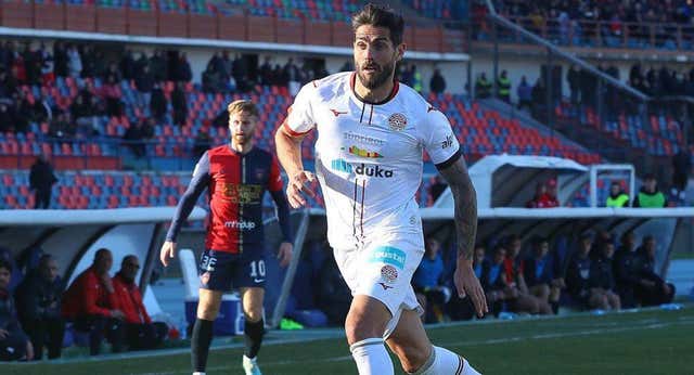 Con 38 años, tras ocho países y 13 equipos, Larrivey sueña con volver a la Serie A de Italia
