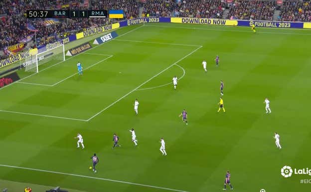 Cuando la pelota llega fuera, existe un enorme espacio dentro ya que Kroos no llega a presionar y Modric queda muy descolgado, muy fácil que el Barça filtre ahí.