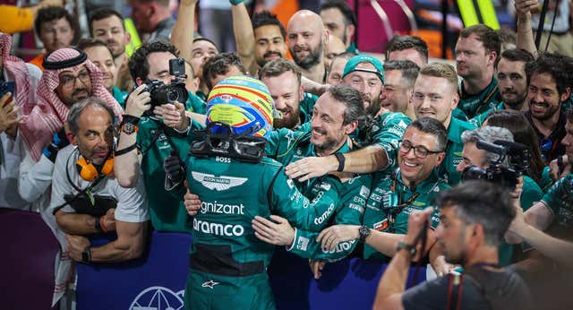 El gato de Fernando Alonso, las medias de los ciclistas y otras reglas absurdas del deporte