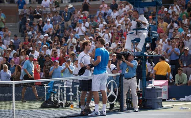 Andy Murray, de blanco, saluda a Thomas Berdych tras la semifinal del US Open, en 2012.  GETTY