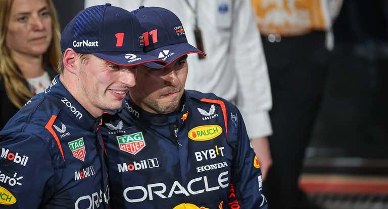 Max Verstappen y Checo Pérez, ayer tras la carrera de Arabia Saudí.