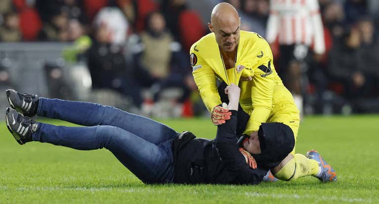 Dmitrovic detuvo a Dylano K., que saltó al césped del PSV-Sevilla en el minuto 92.