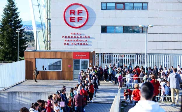 La afición de la Selección esperando para entrar al entrenamiento  RFEF