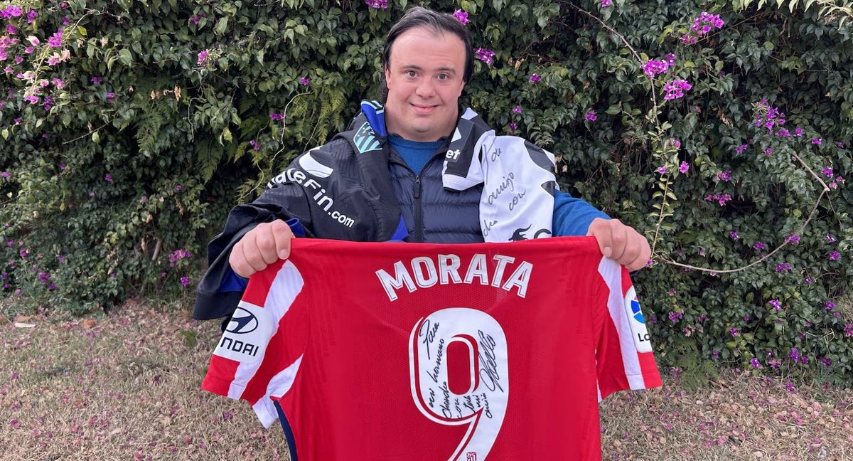 Chencho con las tres camisetas que tiene dedicadas de Morata.
