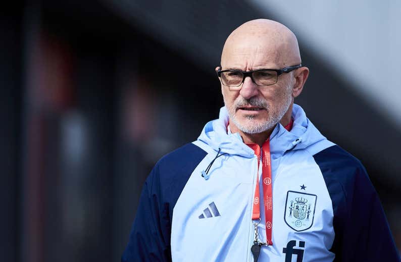 Los seguros, los probables y las dudas en la primera alineación de Luis de la Fuente