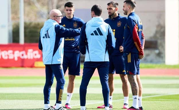 De la Fuente junto a Morata, Borja Iglesias, Joselu y Pablo Amo (segundo entrenador). RFEF