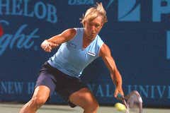 Navratilova gana el partido al cáncer
