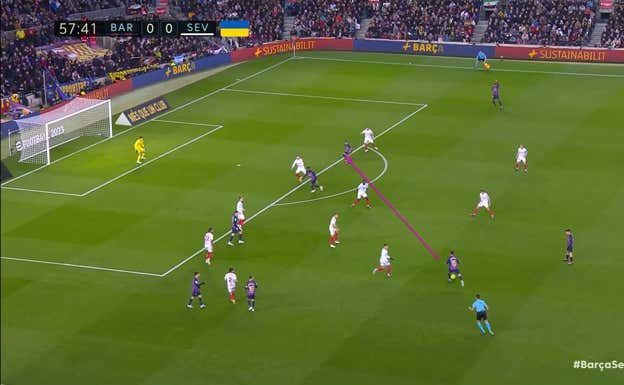 Ante el desmarque de Raphinha y con un Sevilla muy cerrado, Christensen asume mucha altura para filtrar el pase que terminaría siendo decisivo para el gol de Jordi Alba.