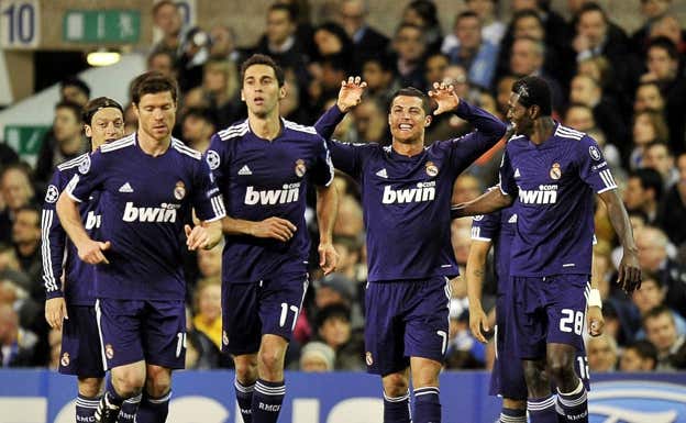 Ozil, Xabi Alonso, Arbeloa, Cristiano y Adebayor. EFE
