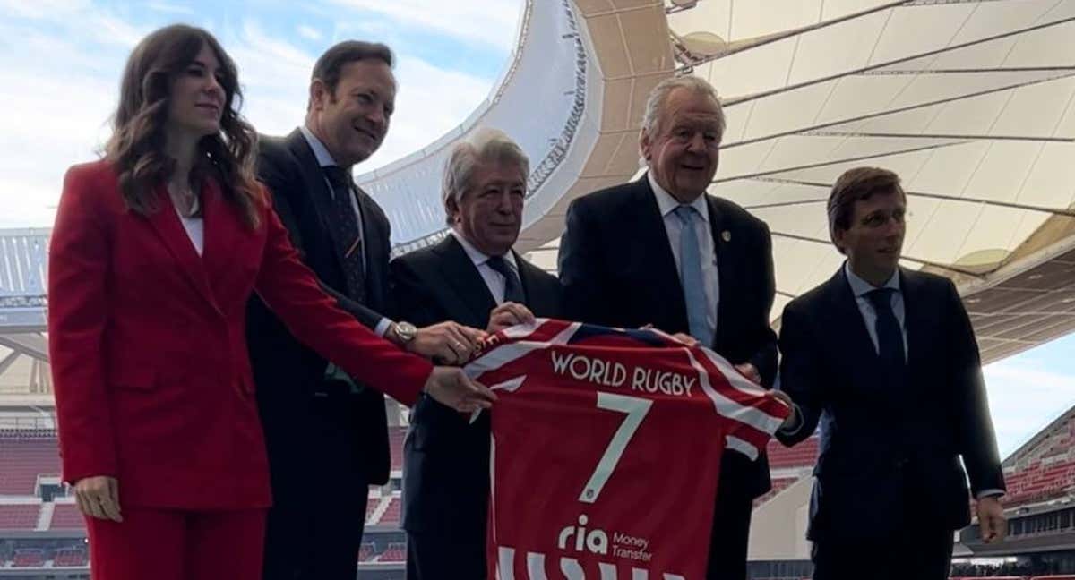 Sofía Miranda, Juan Carlos Martín, Enrique Cerezo, Sir Bill Beaumont y JL. Martínez Almeida en el Metropolitano. /Ferugby /Walter Degirolmo