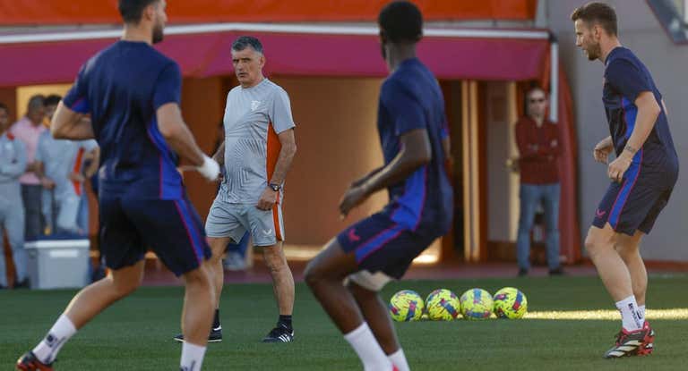 José Luis Mendilibar, dirigiendo al Eibar, dirigiendo su primer entrenamiento del Sevilla.