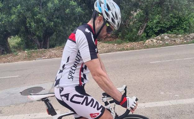 Javier G. con su bicicleta en la sierra de Madrid. JAVIER G.