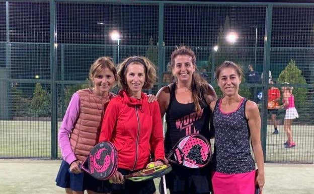 Nuria, en un partido de pádel con sus amigas. NURIA MENDOZA
