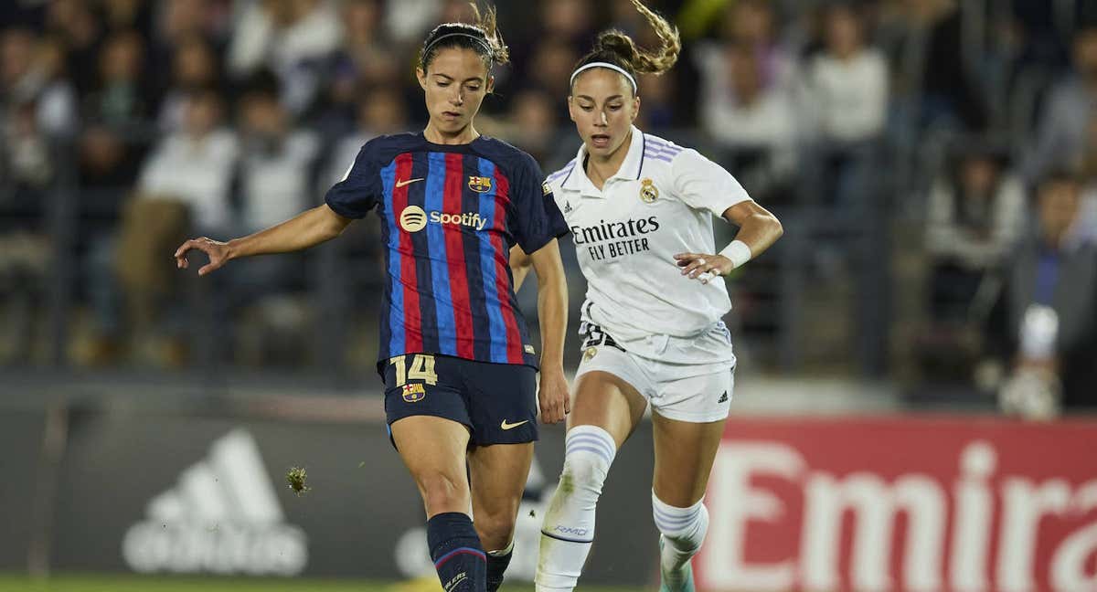 Aitana y Athenea pugnan por un balón durante el Clásico de ida la Liga F. /Getty