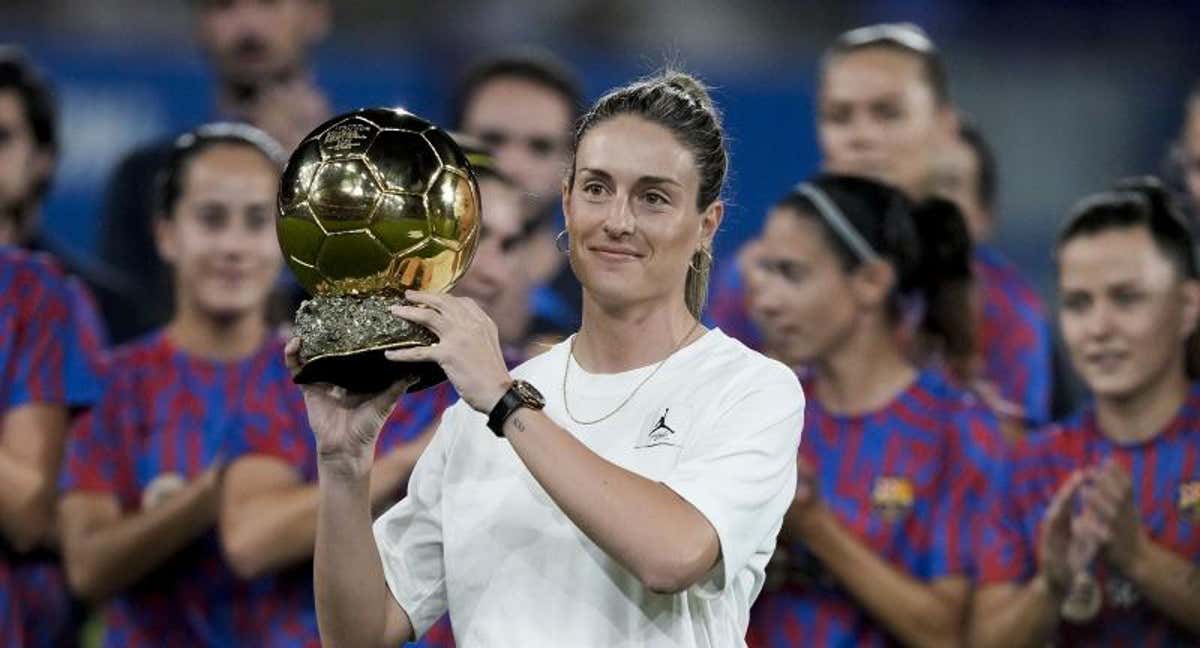 Alexia Putellas, con el último Balón de Oro ante sus compañeras.