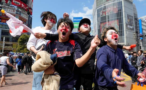 Los aficionados japoneses en las calles de Tokio. EFE