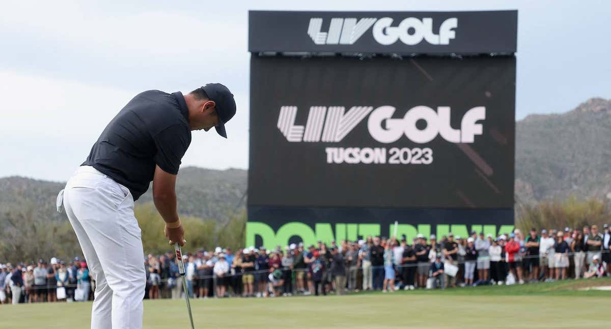 Danny Lee, ganador del último torneo del LIV Golf, golpea una pelota./AFP