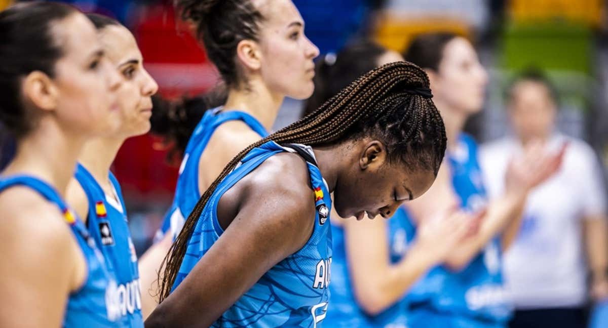 Michaela Onyenwere cierra los ojos y se concentra en el choque de Avenida en Praga. /FIBA