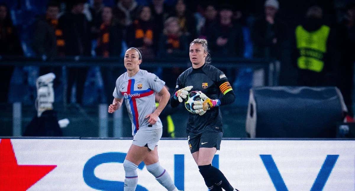 Lucy Bronze y Sandra Paños, jugadoras del Barça, en el partido ante la Roma. / Twitter Sandra Paños