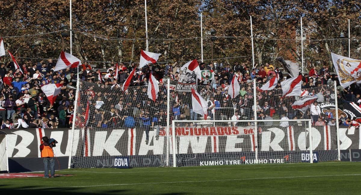 Bukaneros, fondo del Rayo Vallecano, en un partido.